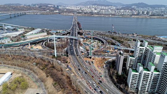 서울 내부순환도로와 서부간선도로를 잇는 성산대교의 남단 전경.[사진=서울시 제공]